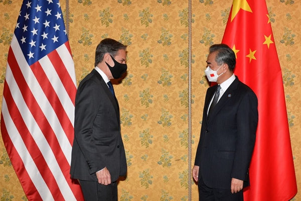 토니 블링컨 미국 국무부 장관(왼쪽)과 왕이 중국 외교부장(오른쪽)이 31일(현지 시간) 이탈리아·로마에서 회담했다.(사진=로이터)