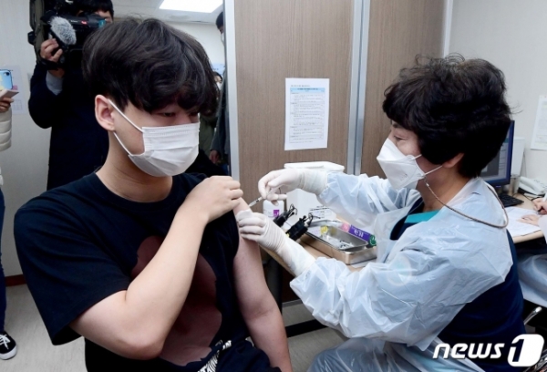 지난달 18일 서울 양천구 홍익병원에서 백신 접종 받고있는 학생. (사진=뉴스1)