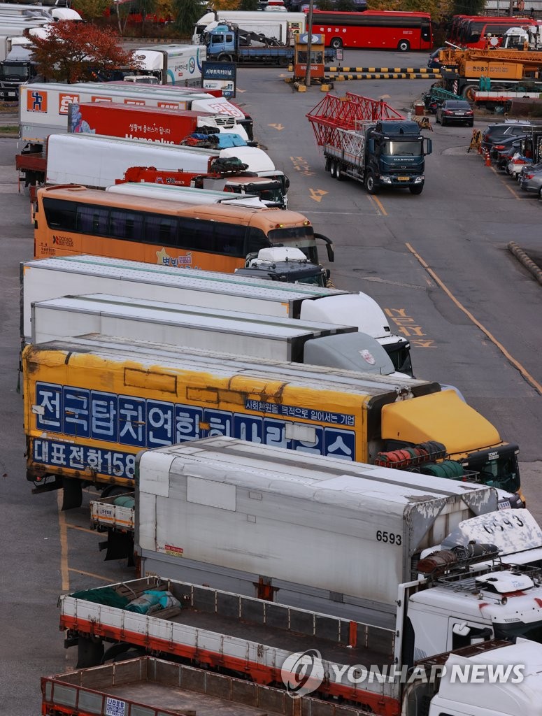 요소수 품귀 현상이 지속되고 있는 가운데 지난 7일 서울 양천구 서부트럭터미널에 화물차가 한 대가 들어오고 있다.(사진=연합)
