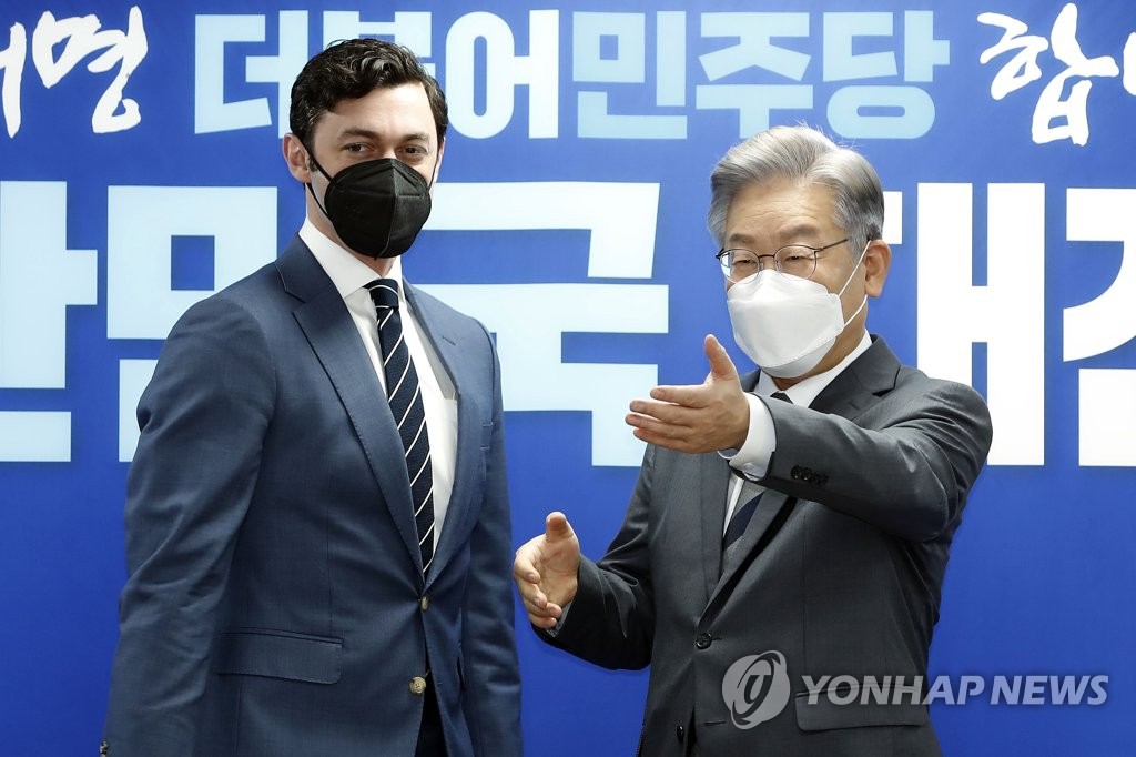 더불어민주당 이재명 대선 후보(오른쪽)가 12일 서울 여의도 중앙당사에서 존 오소프 미 상원의원을 접견하고 있다. 2021.11.12(사진=연합뉴스)