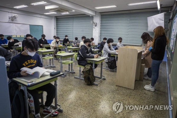 2022학년도 대학수학능력시험이 치러진 지난 18일 오전 서울 여의도고등학교에 마련된 시험장에서 수험생들이 시험을 기다리고 있다.(사진=연합)