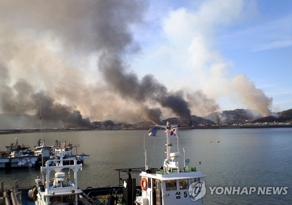 인천시 옹진군 연평도가 지난 2010년 11월 23일 북한이 발사한 포탄 수십발이 떨어져 연평도 곳곳이 불타고 있다.(사진=연합뉴스)