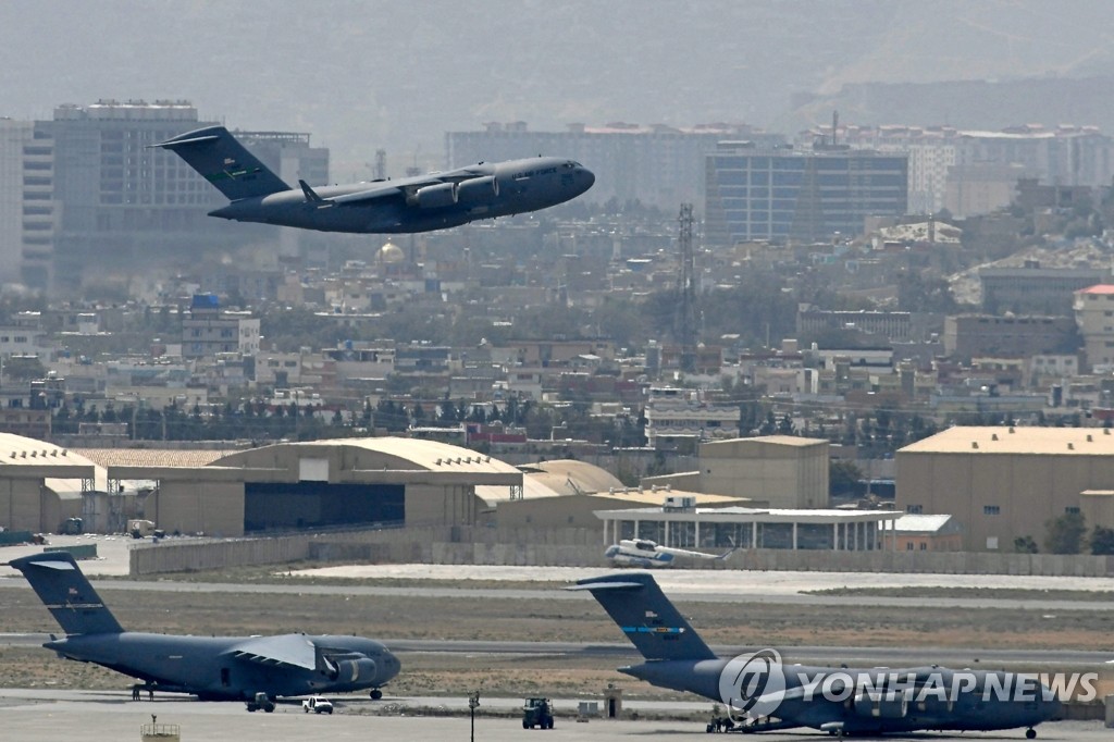 30일(현지시간) 수도 카불 국제공항에서 이륙하고 있는 미국 공군 항공기.2021.08.30(사진=연합뉴스)