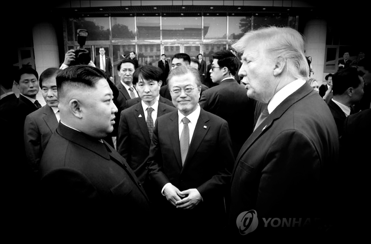 2019년 6월 30일 남북미 판문점 회동에서 이야기를 나누는 문재인 대통령(가운데), 도널드 트럼프 전 미국 대통령(오른쪽), 김정은 북한 국무위원장.(사진=연합뉴스)