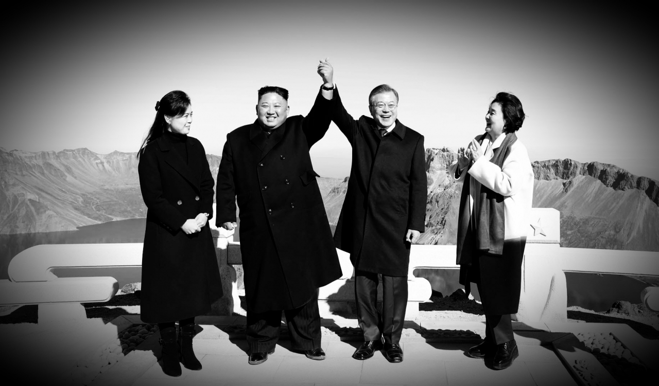 문재인 대통령과 북한 김정은 국무위원장 내외가 20일 오전 백두산 천지에 서서 기념촬영을 하고 있다. 2018.9.20(사진=청와대, 편집=조주형 기자)