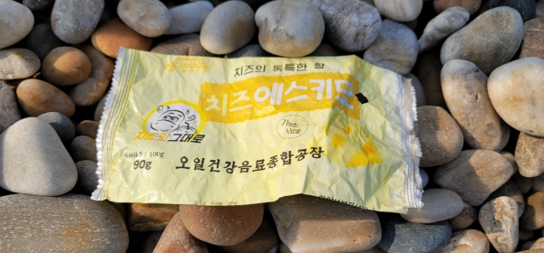 연평도 해안가에서 수집한 북한 쓰레 '치즈 에스키모'