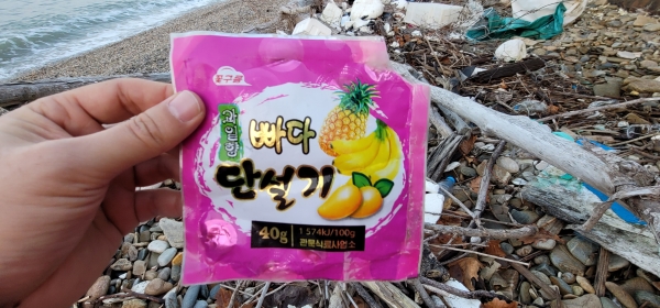 12월 20일 연평도 해안가에서 주운 북한 제품 '빠다 단설기'. 단설기는 카스테라같은 부드러운 빵으로 알려졌다.