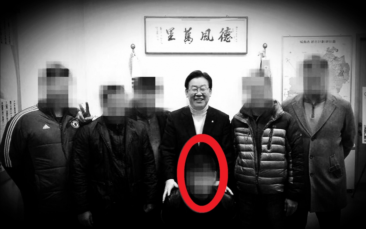 지난 10월, 조선일보는 '조폭 출신 A씨가 이재명 당시 성남시장과 함께 시장 집무실에서 찍은 사진'이라고 밝혔다.2021.12.24(사진캡처=조선일보, 편집=펜앤드마이크)