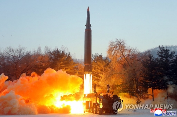 북한 조선중앙통신은 지난 6일 북한이 전날 극초음속 미사일 시험발사를 진행했다고 발표했다.(연합뉴스)