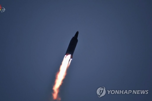 지난 11일 북한에서 발사한 극초음속미사일이 비행하는 모습을 조선중앙TV가 12일 보도했다. 발사 장소는 자강도로 알려졌다.