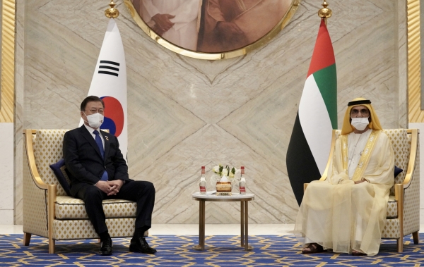 문재인 대통령이 16일(현지시간) 두바이 엑스포 리더십관에서 셰이크 무함마드 빈 라시드 알막툼 UAE 총리 겸 두바이 군주와 회담을 하고 있다.(사진=연합뉴스)