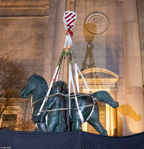 미 자연사박물관에 설치돼 있던 시어도어 루스벨트 제26대 미국 대통령의 동상은 20일(현지시간) 새벽 철거됐다.(사진=로이터)