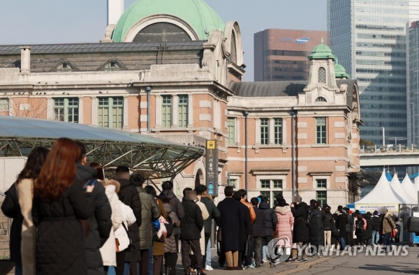 27일 서울 중구 서울역 광장 코로나19 임시 선별검사소를 찾은 시민들이 검사를 받기 위해 차례를 기다리고 있다. 다음달 3일부터는 고위험군에게만 PCR 검사가 시행된다. [사진=연합뉴스]