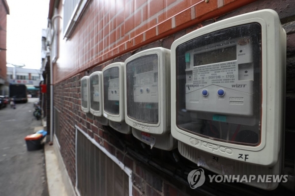 한전은 21일로 예정된  2022년 2분기 ‘연료비 조정단가’ 공개 일정을 20일 돌연 연기했다. 사진은 서울의 한 주택가에 설치된 전기계량기. [사진=연합뉴스]