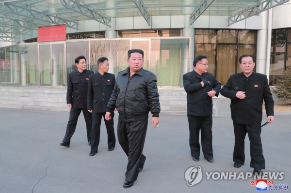 북한 김정은은 국가우주개발국을 시찰하고 5년내 다량의 정찰위성 배치 의지를 드러냈다(연합뉴스).