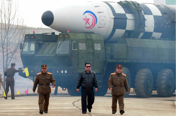 김정은은 24일 신형 ICBM 시험발사 현장을 찾아 시험발사 전 과정을 직접 지도했다(사진=노동신문).