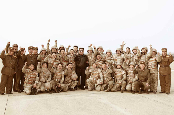 김정은은 시험발사를 마친 붉은기중대전투원들, 주요 국방과학일꾼들과 기념사진을 찍었다(노동신문).