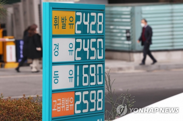 23일 서울의 한 주유소의 경유 가격이 휘발유 가격을 넘어섰다. 오피넷에 따르면 이날 오후 휘발유 전국 평균 판매가는 2001.78원, 경유는 1918.05원이다. [사진=연합뉴스]