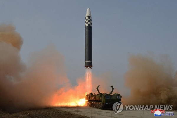 북한은 24일 김정은의 명령에 따라 신형 대륙간탄도미사일(ICBM) 화성 17형을 시험 발사했다며 사진을 공개했다(연합뉴스).