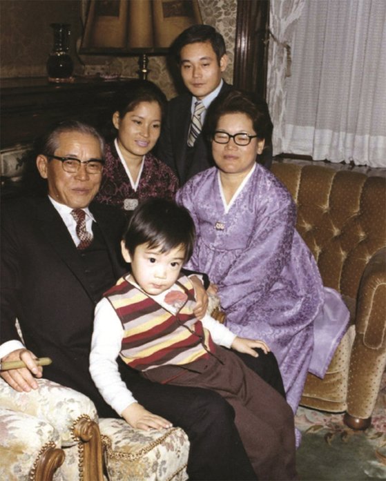 1972년 이병철(왼쪽) 삼성 창업주의 장충동 자택에 모인 이건희, 이재용 3대의 모습. / 사진=삼성전자
