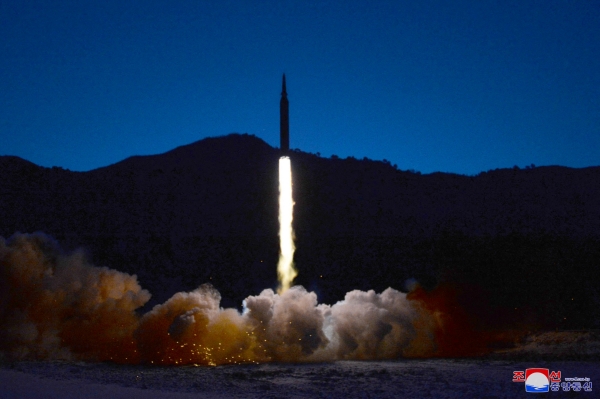 북한이 지난 1월 공개한 극초음속 미사일의 발사 실험 장면.(사진=로이터/조선중앙통신)