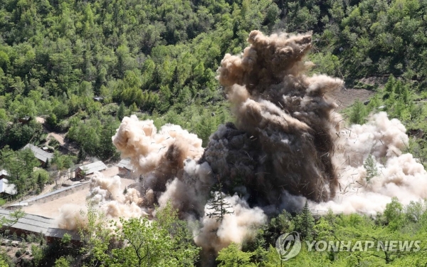 북한이 2018년 풍계리의 갱도를 폭파하는 장면(연합뉴스)