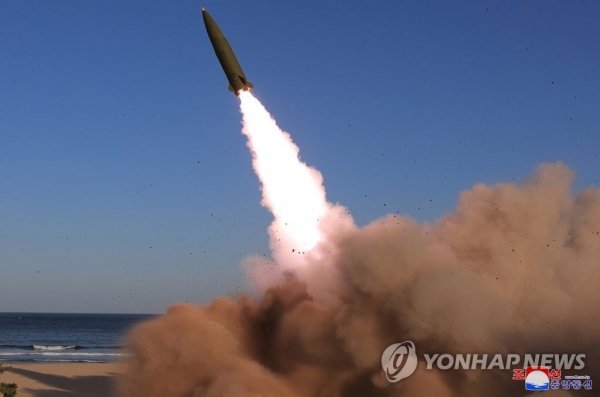 북한 김정은이 '신형 전술유도무기' 시험발사를 참관했다고 조선중앙통신이 17일 보도했다(연합뉴스).