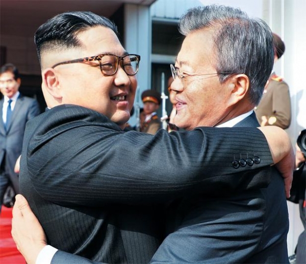문재인 대통령과 김정은이 지난 2018년 5월 26일 26일 오후 판문점 북측 통일각에서 정상회담을 마친 뒤 헤어지며 포옹하고 있다.