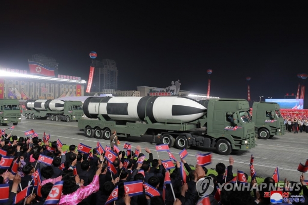 북한이 조선인민혁명군(항일유격대) 창건 90주년인 지난 25일 저녁 평양 김일성광장에서 열병식을 개최했다고 조선중앙통신이 26일 보도했다. 사진은 처음 공개된 신형 잠수함발사탄도미사일(SLBM) 2022.4.26 (연합뉴스)