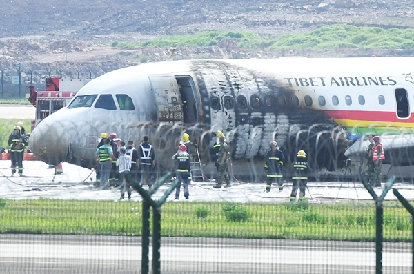 12일 오전 중국 충칭 소재 공항에서 티베트항공의 여객기가 이륙 도중 활주로를 이탈해 불에 타는 사고가 발생했다.(사진=로이터)