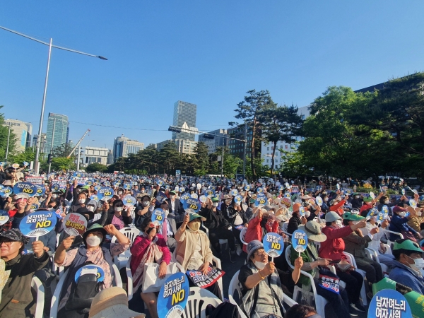 15일 오후 3시 30분부터 서울 국회 앞에서 동성애를 옹호하는 평등법과 차별금지법에 반대하는 미스바 구국 기도회 및 국민대회가 열렸다(사진=양연희).