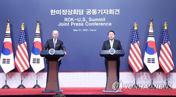 윤석열(오른쪽) 대통령과 조 바이든 미국 대통령이 21일 용산 대통령실 청사 강당에서 한미정상회담 공동 기자회견을 하고 있다.