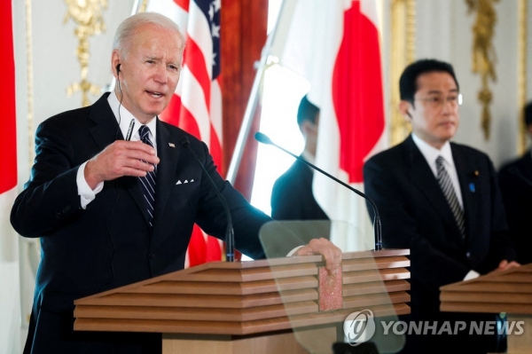 (도쿄 로이터=연합뉴스) 일본을 방문한 조 바이든 미국 대통령이 23일 기시다 후미오 일본 총리와 공동 기자회견을 하고 있다. 2022.5.23