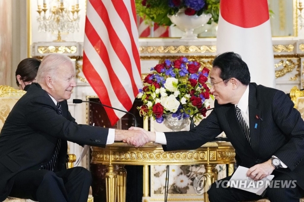 조 바이든(왼쪽) 미국 대통령과 기시다 후미오 일본 총리가 23일 오전 일본 도쿄 소재 영빈관에서 열린 정상회담에서 악수하고 있다.[사진=연합뉴스]