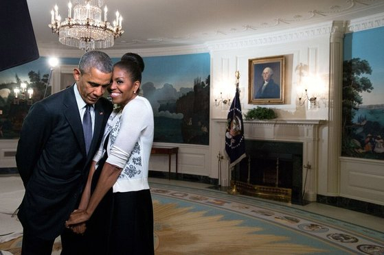 오바마 전 대통령이 지난 2017년 2월 14일 미국 대통령 재임 당시 발렌타인데이를 맞아 미쉘 오바바와 백악관 집무실에서 함께 찍은 사진. [사진=트위터 캡처]
