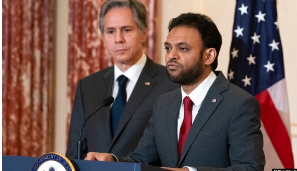 토니 블링컨 미국 국무장관(왼쪽)과 라샤드 후세인 국무부 국제종교자유대사가 2일 워싱턴 국무부청사에서 ‘2021 국제 종교자유 보고서’를 발표했다.(사진=VOA)