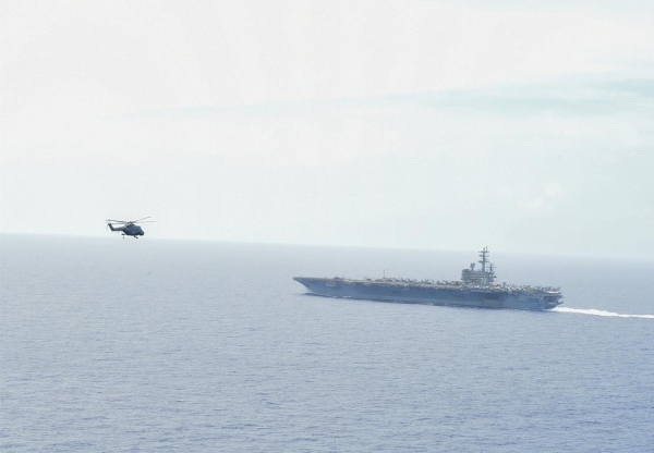 일본 오키나와 동남방 공해상에서 한미 해군의 연합 훈련이 벌어진 지난 2일 미국 핵추진 항모 로널드레이건호를 향해 미국 해상작전헬기 MH-60이 비행하고 있다. 2022.6.4 [합참 제공. 재판매 및 DB 금지] (연합뉴스)