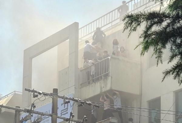 9일 대구 수성구 범어동 대구지방법원 인근 변호사 사무실 빌딩에서 불이나 시민들이 옥상 부근에서 구조를 기다리고 있다. 이 화재로 7명이 숨지고 46명이 다쳤다. 2022.6.9 (연합뉴스)
