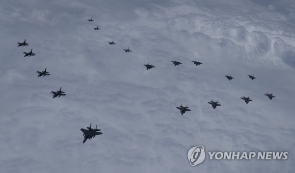 한미 동맹이 북한의 지속적인 탄도미사일 도발에 대응하여 전일 한미 연합 지대지미사일 사격에 이어 7일 공중무력시위 비행을 시행하였다고 밝혔다.(연합뉴스)