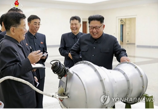 북한 김정은이 '핵무기 병기화 사업'을 현지지도했다고 조선중앙TV가 2017년 9월 3일 보도했다(연합뉴스).