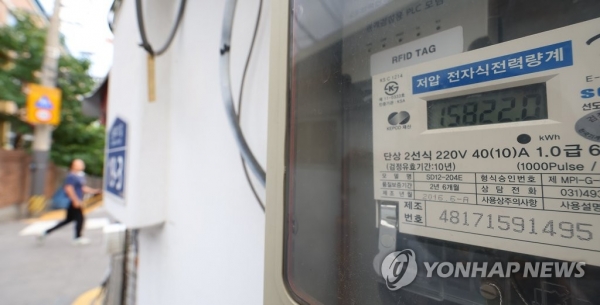 한국전력이 3분기 전기요금 인상안을 정부에 제출한 16일, 서울 시내의 한 주택가에 설치된 전기계량기 모습.전기요금은 기본요금·전력량요금(기준연료비)·기후환경요금·연료비 조정요금 등으로 구성되며, 한전은 이 가운데 분기마다 논의되는 연료비 조정단가의 인상 및 상·하한 폭도 확대할 것을 요구했다. [사진=연합뉴스]