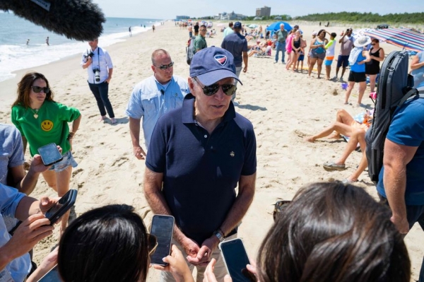 바이든  미 대통령이 델라웨어의 레호보스 해변에서 기자들과 인터뷰를 나누고 있다. 올해 미국의 가솔린 가격은 1갤런당 거의 5달러에 달했다. 작년엔 3달러였다. [월스트리트저널]