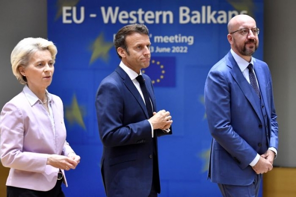 목요일 브뤼셀 회담에 참석한 우르술라 폰 데어 레옌 EU집행위원장이 프랑스의 마크롱 대통령 및 유럽의회 의장 샤를 미셸과 함께 서 있다. [월스트리트저널]