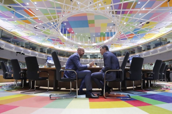 유럽의회 의장 샤를 미셸과 스페인의 페드로 산체스 총리가 브뤼셀 회담 시작 전 이야길 나누고 있다. [월스트리트저널]