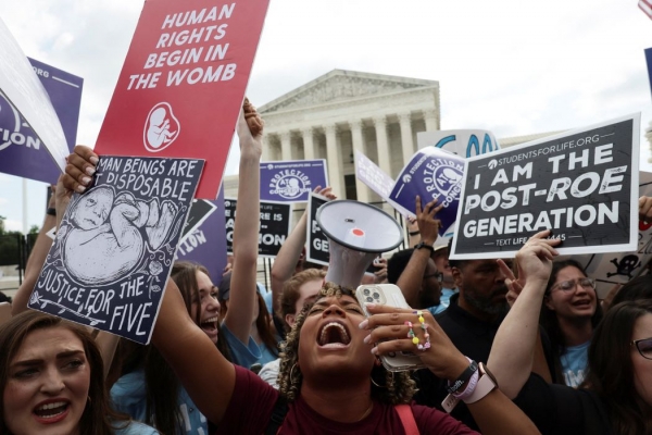 지난 금요일 낙태 반대 단체 회원들이 워싱턴의 연방대법원 앞에서 시위를 벌이고 있다. [월스트리트저널]