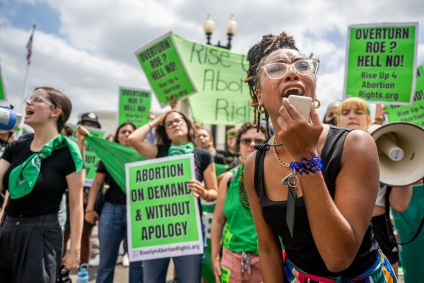 지난 24일 여성의 낙태권을 옹호하는 단체 소속 회원들이 워싱턴에서 시위를 벌이고 있다. [월스트리트저널]