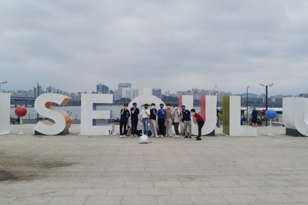 '한강 플로깅 행사' 참여 인원들의 단체 사진. [국힘 한양캠퍼스 제공]