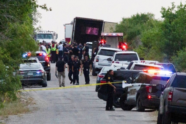 27일 텍사스 샌안토니오의 트랙터 트레일러에서 열사병으로 대량의 사망자가 발생했다. 이들은 미국으로 밀입국 중인 것으로 알려졌다. 경찰이 폴리스 라인을 치고 있다. [월스트리트저널]