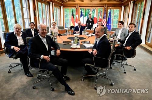 G7 정상들은 지난달 28일(현지시간) 3일간의 정상회의를 폐막하면서, 러시아산 원유에 대한 가격상한제 도입 추진에 합의했다. [사진=연합뉴스]