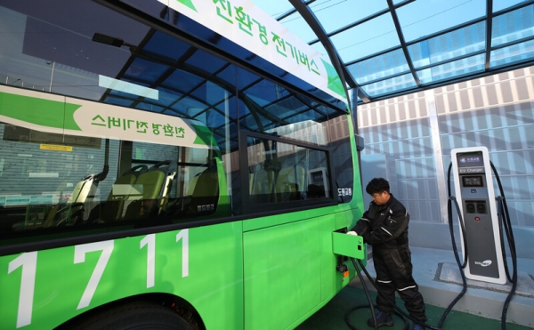 지난 2018년 서울 성북구 정릉 도원교통 차고지에서 한 직원이 서울 시내버스에 처음으로 도입된 전기버스에 충전을 하고 있다. 사진은 기사의 특정 사실과 무관함. [사진=연합뉴스]